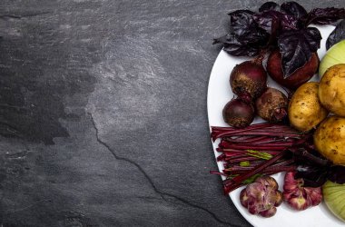 Bir kalem ve saman ile cam kupa limon dilimleri ve buz ile Kokteyl. İngiliz soğuk içecekler klasik bir yazıt ile beyaz bir raf üzerinde duruyor