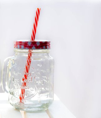 Bir kalem ve saman ile cam kupa limon dilimleri ve buz ile Kokteyl. İngiliz soğuk içecekler klasik bir yazıt ile beyaz bir raf üzerinde duruyor