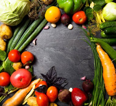 koyu doğal arka plan üzerinde sebze