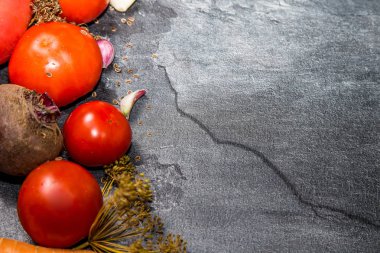 Siyah bir backgroun bir bahçe yatağından kırmızı domates