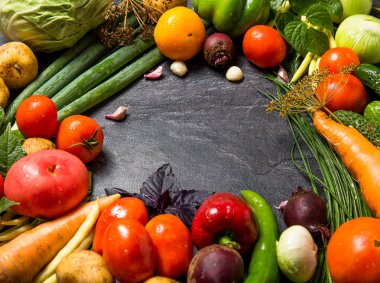 koyu doğal arka plan üzerinde sebze