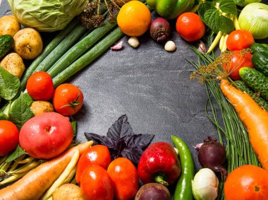 koyu doğal arka plan üzerinde sebze