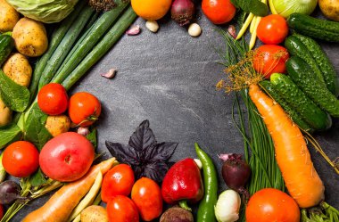 koyu doğal arka plan üzerinde sebze