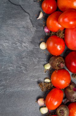 Siyah bir backgroun bir bahçe yatağından kırmızı domates