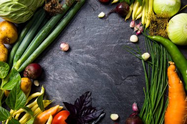 koyu bir doğal arka plan üzerinde bahçeden sebze