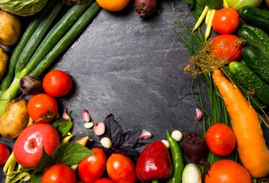 koyu bir doğal arka plan üzerinde bahçeden sebze
