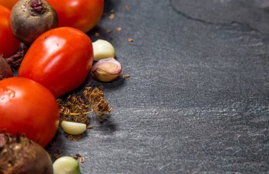 Siyah bir backgroun bir bahçe yatağından kırmızı domates