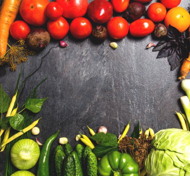 Koyu renkli bir arka planda taze sebzeler. Sağlıklı yiyecekler. Yukarıdan görüntüle