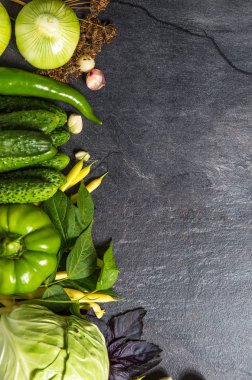 yeşil sebzeler koyu bir arka plan üzerinde yalan