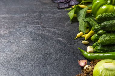 yeşil sebzeler koyu bir arka plan üzerinde yalan