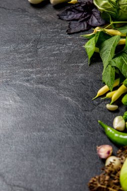 yeşil sebzeler koyu bir arka plan üzerinde yalan