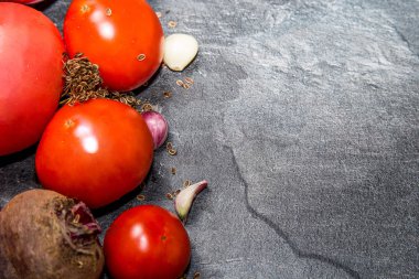 Koyu arkaplanda taze domatesler