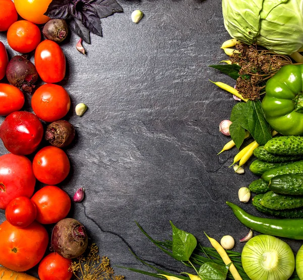 koyu bir doğal arka plan üzerinde bahçeden sebze