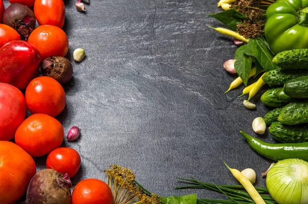 koyu bir doğal arka plan üzerinde bahçeden sebze