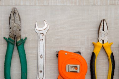 hafif bir arka plan üzerinde çeşitli inşaat araçları kümesi