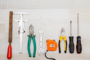 hafif bir arka plan üzerinde çeşitli inşaat araçları kümesi