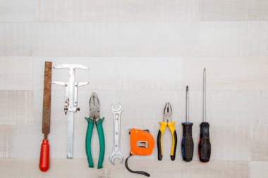 hafif bir arka plan üzerinde çeşitli inşaat araçları kümesi