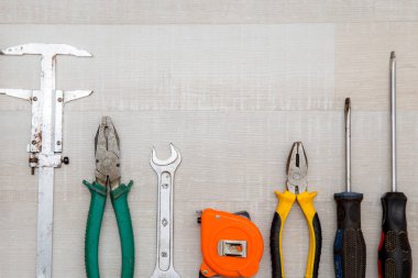 hafif bir arka plan üzerinde çeşitli inşaat araçları kümesi