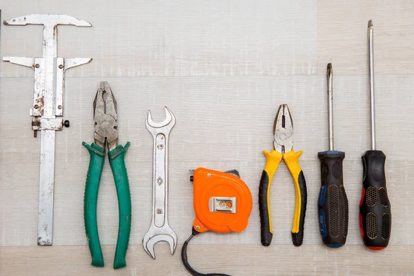 hafif bir arka plan üzerinde çeşitli inşaat araçları kümesi