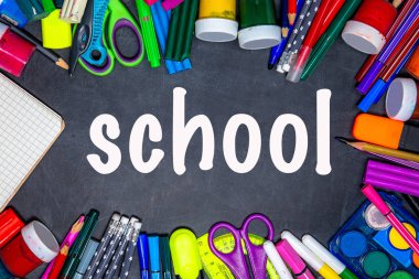 üstleri ile genç tatlı mısır, karanlık bir masa, arka plan üzerinde yatıyor.