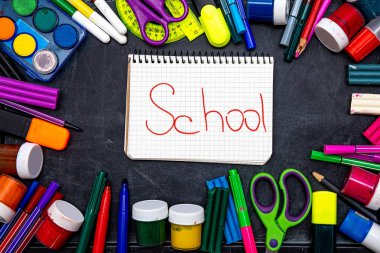 üstleri ile genç tatlı mısır, karanlık bir masa, arka plan üzerinde yatıyor.