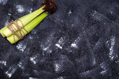 üstleri ile genç tatlı mısır, karanlık bir masa, arka plan üzerinde yatıyor.