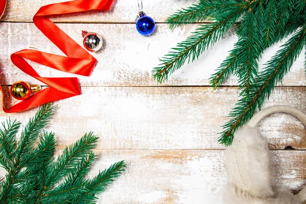 Şenlikli Noel dekorasyonu ile beyaz ahşap arka plan, kopya 