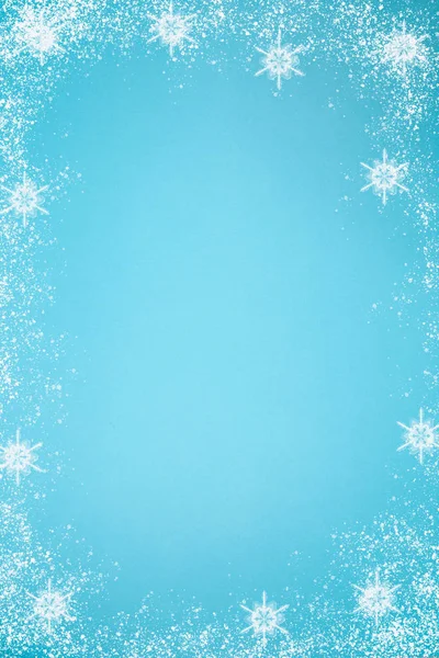 Снежинки на голубой спине — стоковое фото