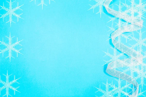 Сніжинки на синьому фоні — стокове фото