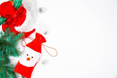 Beyaz arka plan Noel hediyeleri ve Noel Baba şapkası. Noel kartı. Yazı için yer, üst yaşam