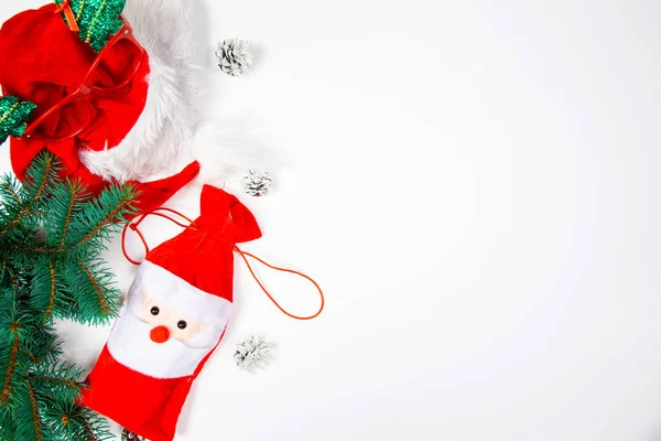 Beyaz arka plan Noel hediyeleri ve Noel Baba şapkası. Noel kartı. Yazı için yer, üst yaşam
