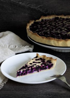 dilim böğürtlenli pasta beyaz bir tabak içinde