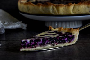 dilim böğürtlenli pasta beyaz bir tabak içinde