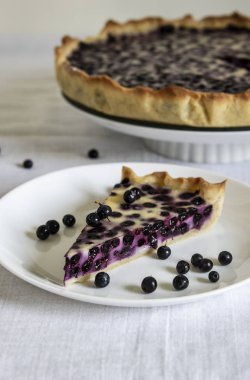 dilim böğürtlenli pasta beyaz bir tabak içinde