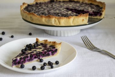 dilim böğürtlenli pasta beyaz bir tabak içinde