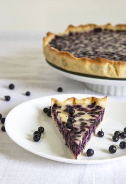 dilim böğürtlenli pasta beyaz bir tabak içinde