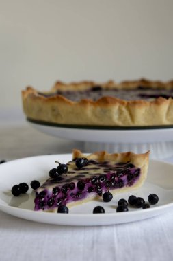 dilim böğürtlenli pasta beyaz bir tabak içinde