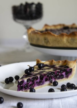 dilim böğürtlenli pasta beyaz bir tabak içinde