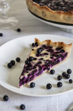 dilim böğürtlenli pasta beyaz bir tabak içinde