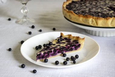 dilim böğürtlenli pasta beyaz bir tabak içinde