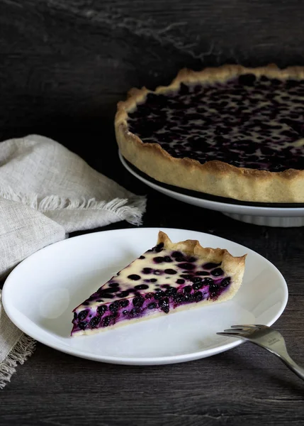 dilim böğürtlenli pasta beyaz bir tabak içinde