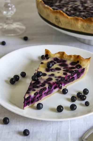 dilim böğürtlenli pasta beyaz bir tabak içinde