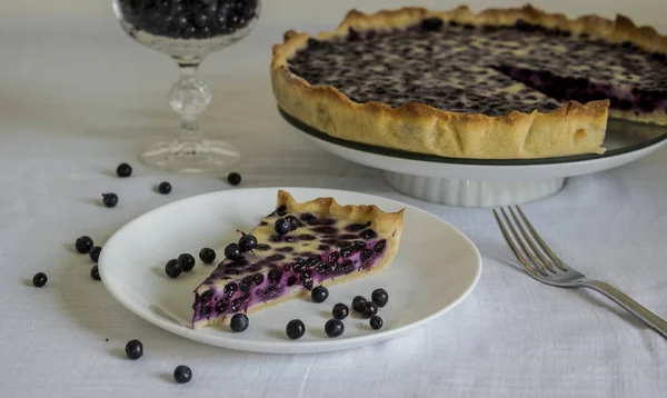 dilim böğürtlenli pasta beyaz bir tabak içinde