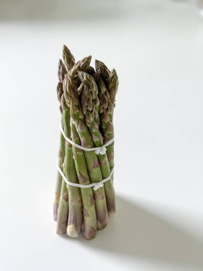 beyaz bir arka plan üzerinde kuşkonmaz demet, fotoğraf