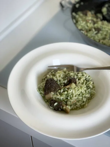 beyaz bir tabak ta yeşillikve morels ile risotto
