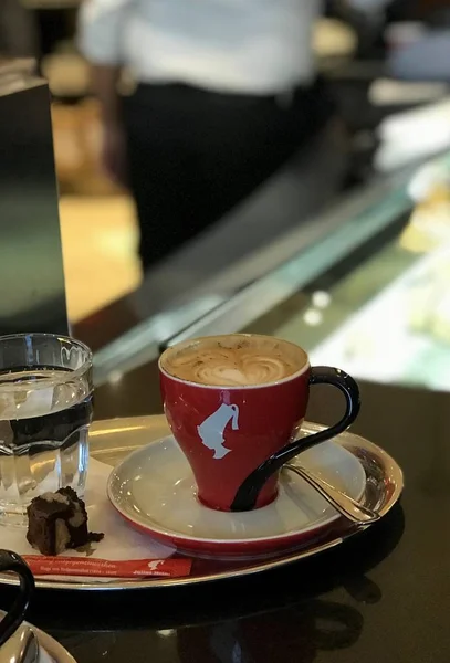 Rote Tasse Kaffee Julius Maine — Stockfoto