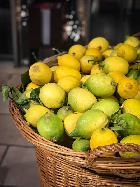 tezgahta bir sepet içinde limon