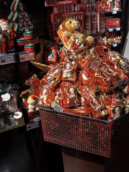 Viyana, Avusturya - Aralık, 2018: Julius Meins'in dükkanında mozart tatlıları.