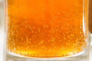 arka planda cam kabarcıklı bira