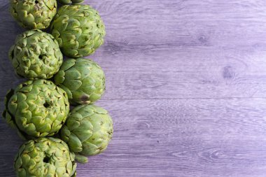 Gri arka planda enginarlar. taze organik enginar çiçeği